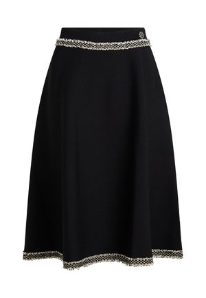 Zwarte rok met een uitlopende design, voorzien van een getextureerde tailleband en een decoratieve witte franjes langs de zoom.