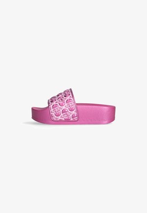 Le ciabatte rosa presentano una fascia testurizzata con un motivo in rilievo e una suola robusta, leggermente rialzata, tutto in una tonalità di rosa abbinata.