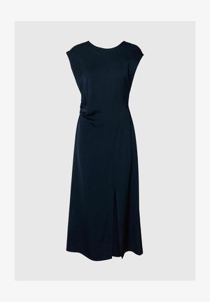 Abito midi senza maniche di colore blu navy con scollatura rotonda, dettaglio drappeggiato laterale e spacco frontale, su uno sfondo grigio chiaro uniforme.