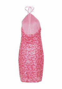 Rozā spīdīgu sekvīnu mini kleita ar halter tipa dekoltē un atvērtu muguru. Iezīmē teksturētu rakstu un šauras saites, kas paredzētas aiztaisīšanai.