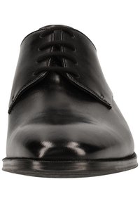 Chaussure de ville en cuir noir poli avec laçage fermé et bout arrondi lisse, vue de face sur fond blanc.