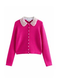Fuchsia Rippstrick-Cardigan mit einem dekorativen weißen Kragen, der runde Stoffakzente und perlenartige Knöpfe auf der Vorderseite hat.