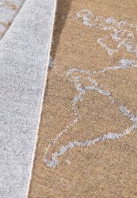 Tessuto con una base marrone e un design della mappa del continente grigio chiaro, texture liscia e bordi puliti.