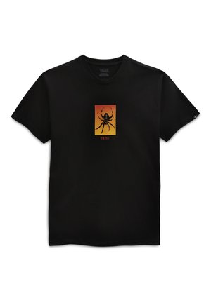 T-shirt noir à manches courtes avec un motif d'araignée sur un fond orange et jaune. Le matériau semble doux et léger.