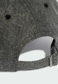 Sivý pruhovaný klobúk s textúrovanou tkaninou, čiernymi očkami a nastaviteľným popruhom s kovovým sponou na zadnej strane.