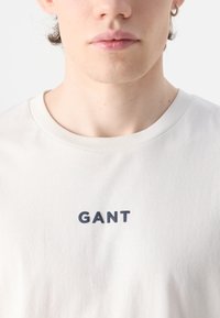 GANT CONTRAST SMALL LOGO - T-shirt basic - eggshell