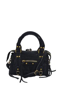 Sac en suède noir avec accents en métal doré, poignées doubles, une bandoulière amovible et une poche zippée à l'avant. Détails en franges.