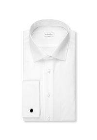 Weißes, gefaltetes Hemd mit verbreitetem Kragen, geknöpftem Vorderteil und französischer Manschette mit einem schwarzen Manschettenknopf, auf weißem Hintergrund.