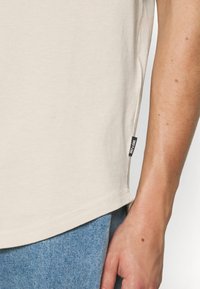 Only & Sons ONSMATT LONGY TEE 7 PACK - T-shirt básica - white/silverline/overlandtrek/olive/foxtrot/monks/black