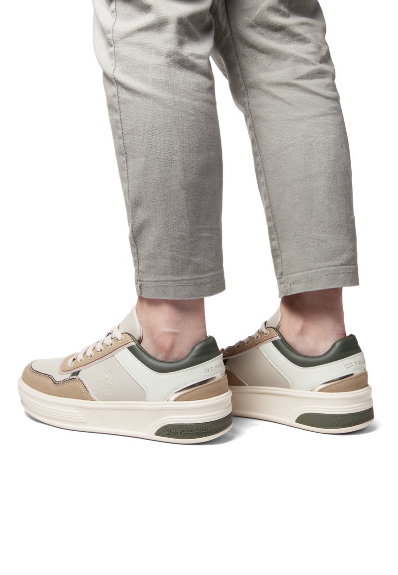 Låga sneakers med beige, grön och krämfärgad syntetisk material. Rundad tå, snörning framtill, vadderad krage, tjock sula med logotyp.