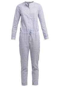 Combinaison à manches longues blanche et bleue à motifs, taille à cordon, devant boutonné et pantalon fuselé, présentée sur fond uni.