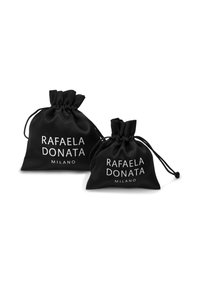 Dva malé čierne saténové taštičky so šnúrkou, na prednej strane s bielym potlačeným nápisom "RAFAELA DONATA MILANO". Mäkčený materiál, kompaktný dizajn.