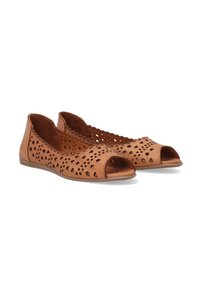 Braune Leder-Sandalen mit offenen Zehen, ausgeschnittenen Mustern, gewellten Rändern und einem glatten Innenfutter. Flache Sohle und niedriges Rückendesign für einfachen Tragekomfort.
