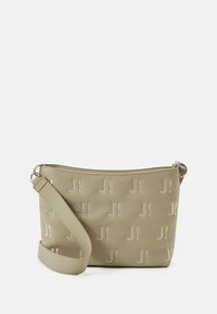 Sac à épaule en synthétique beige avec motif embossé "J!", fermeture éclair et bandoulière réglable. Texture lisse avec un design minimaliste.