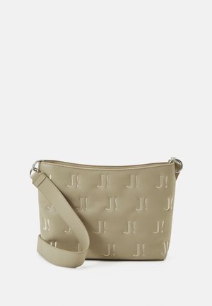 Sac à épaule en synthétique beige avec motif embossé "J!", fermeture éclair et bandoulière réglable. Texture lisse avec un design minimaliste.