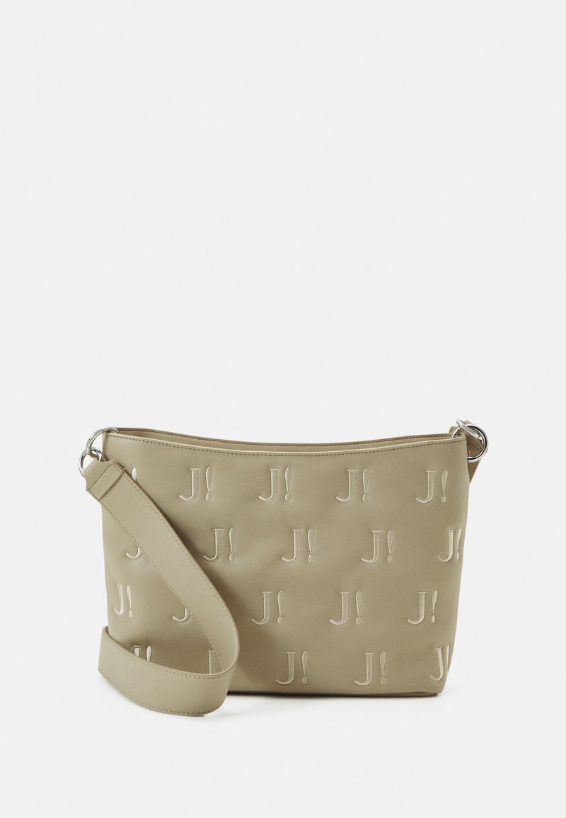 Sac à épaule en synthétique beige avec motif embossé "J!", fermeture éclair et bandoulière réglable. Texture lisse avec un design minimaliste.