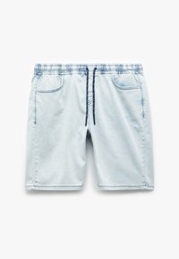 Pantalones cortos de estilo vaquero en azul claro con cinturilla elástica, cordón ajustable y dos bolsillos laterales. Textura suave y longitud casual.
