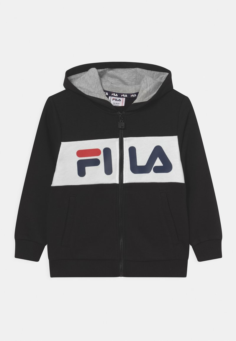 Felpa nera con zip e fodera grigia. Presenta una striscia bianca orizzontale sul petto con il logo "FILA" rosso e blu. Due tasche laterali. Materiale misto cotone.