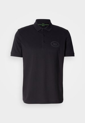 Čierne polo tričko vyrobené z hladkej tkaniny s golierom, trojbodovým zapínaním a tónovým logom na hrudi. Krátke rukávy.