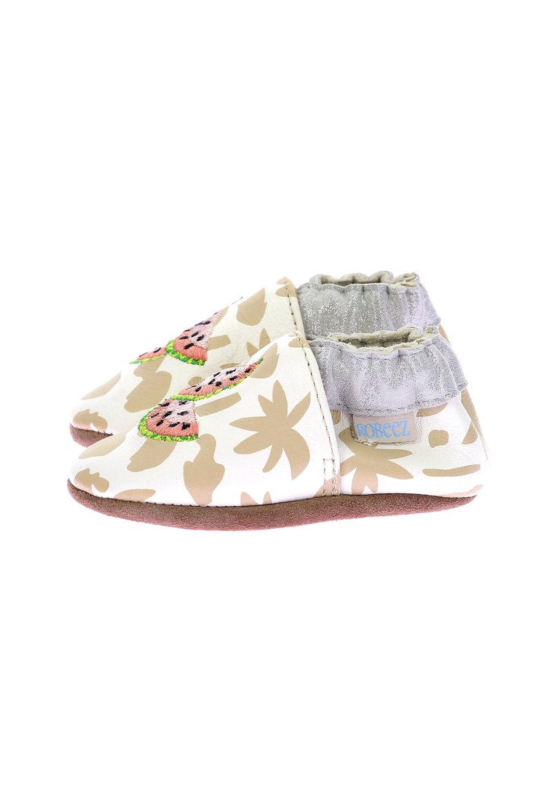 Chaussures pour bébé en cuir doux avec un motif floral beige et une broderie de pastèque rose. Elles présentent une doublure élastique grise autour de la cheville et une semelle marron.