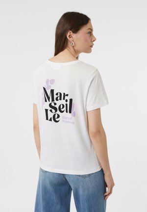 Biały bawełniany T-shirt z krótkimi rękawami, z czarnym i fioletowym graficznym napisem na plecach: "Marseille Glory of Provence."