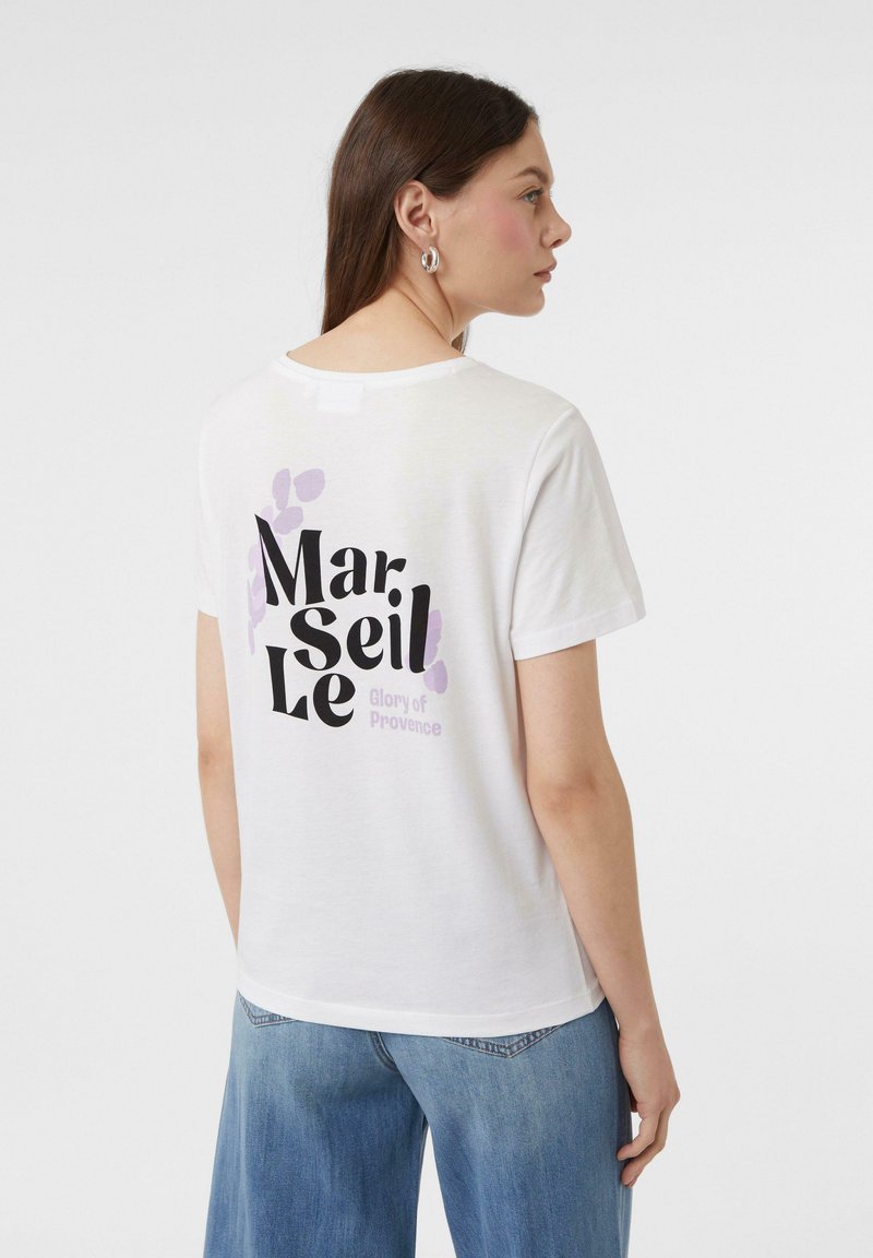 Weißes Baumwoll-T-Shirt mit kurzen Ärmeln, auf dem Rücken mit einem schwarzen und lila grafischen Text: "Marseille Glory of Provence."