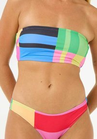Bunt gemusterter Bandeau-Bikini-Oberteil mit mehrfarbigen geometrischen Mustern in Blau, Grün, Pink und Schwarz. Passende tiefgeschnittene Bikini-Unterteile.