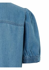 Denimbluse mit Puffärmel und gerafftem elastischen Bündchen, in hellblauer Farbe, mit sanfter Textur und subtilen Nähdetails.