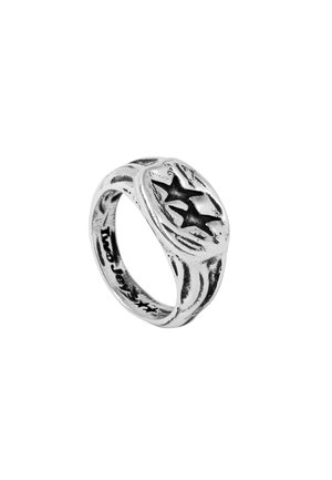 Hopeaketju hopeasta, jossa on teksturoitu muotoilu. Keskellä on tähti, jota ympäröivät pyörivät kuviot. Hieman kaareva sormus.