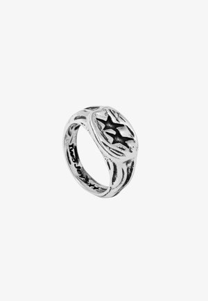 Hopeaketju hopeasta, jossa on teksturoitu muotoilu. Keskellä on tähti, jota ympäröivät pyörivät kuviot. Hieman kaareva sormus.