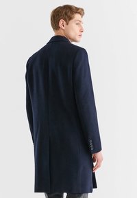 Pako Lorente - Klasyczny płaszcz