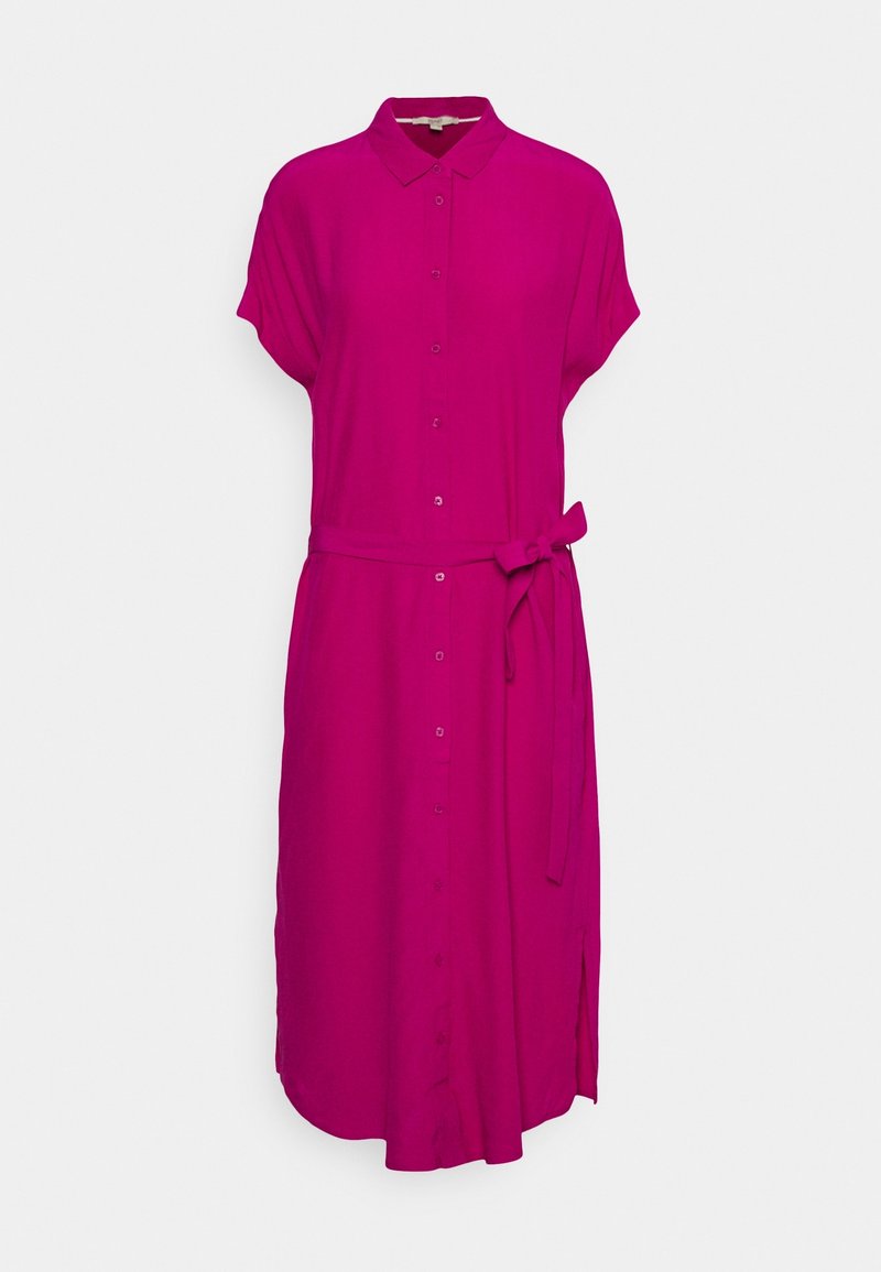 Fuchsia knapda dress med korte ærmer, indsnævret taljebånd, sideslids og glat stoftekstur.