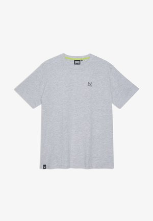 Camiseta gris de manga corta con cuello redondo, que presenta un pequeño logo oscuro en el pecho y un ribete de cuello en verde neón contrastante.