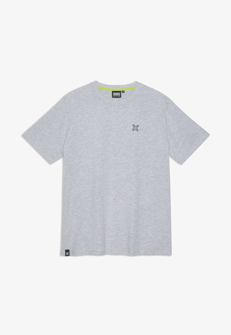 Šedé tričko s krátkými rukávy a kulatým výstřihem, s malým tmavým logem na hrudi a kontrastním neonově zeleným lemováním na krku.