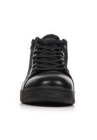 Baskets noires à lacets avec tige en cuir lisse, accents texturés, bout arrondi, semelle en caoutchouc et fermeture éclair sur le côté pour un enfilage facile.