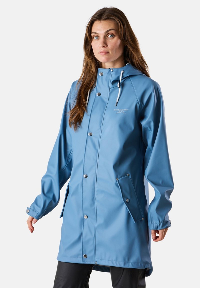 Giacca impermeabile blu con cappuccio, bottoni a pressione e polsini regolabili. Presenta una texture liscia e durevole e due tasche frontali.