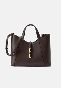 Bruine leren tote bag met een gestructureerde afwerking, voorzien van een gouden sluiting, twee handvatten en een verstelbare schouderriem.