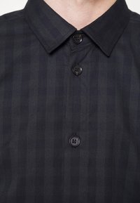 Minimum HEYES - Camisa - navy blazer