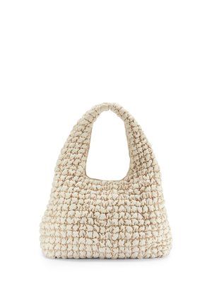 Sac à main tissé de couleur crème avec une texture, un aspect doux et matelassé et une ouverture de poignée triangulaire.