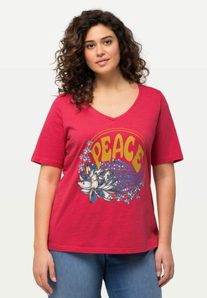 Ulla Popken PEACE SEQUINED SHORT SLEEVE V-NECK TEE - Camiseta estampada - dark pink
