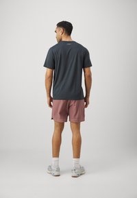 Under Armour VANISH SHORTS - Sport rövidnadrágok - maroon mist/black