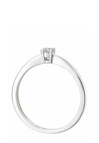 Baltojo aukso žiedas su vienu apvaliu deimantu, įstatytu į keturių kablių nustatymą, lygia juostos forma ir minimalizmo stiliumi.