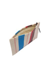 Pasek do ołówków w kremowym kolorze w paski, z niebieskimi, czerwonymi i brązowymi wzorami. Zamek błyskawiczny z materiałową zawieszką; gładka faktura.