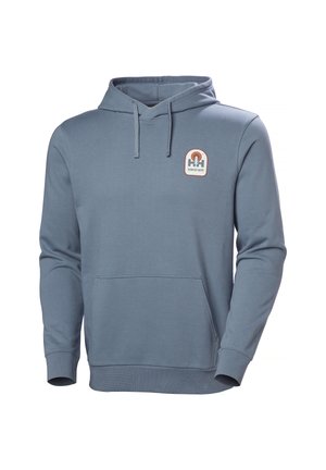 Sudadera azul con capucha, bolsillo delantero y parche con el logo en el pecho izquierdo que muestra "HH" y "Desde 1877".