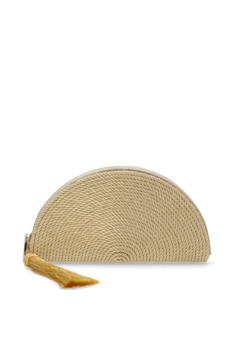 Bolso de mano tejido en color beige con forma semicircular, adornado con un borlas amarilla y un cierre de cremallera en el borde superior.