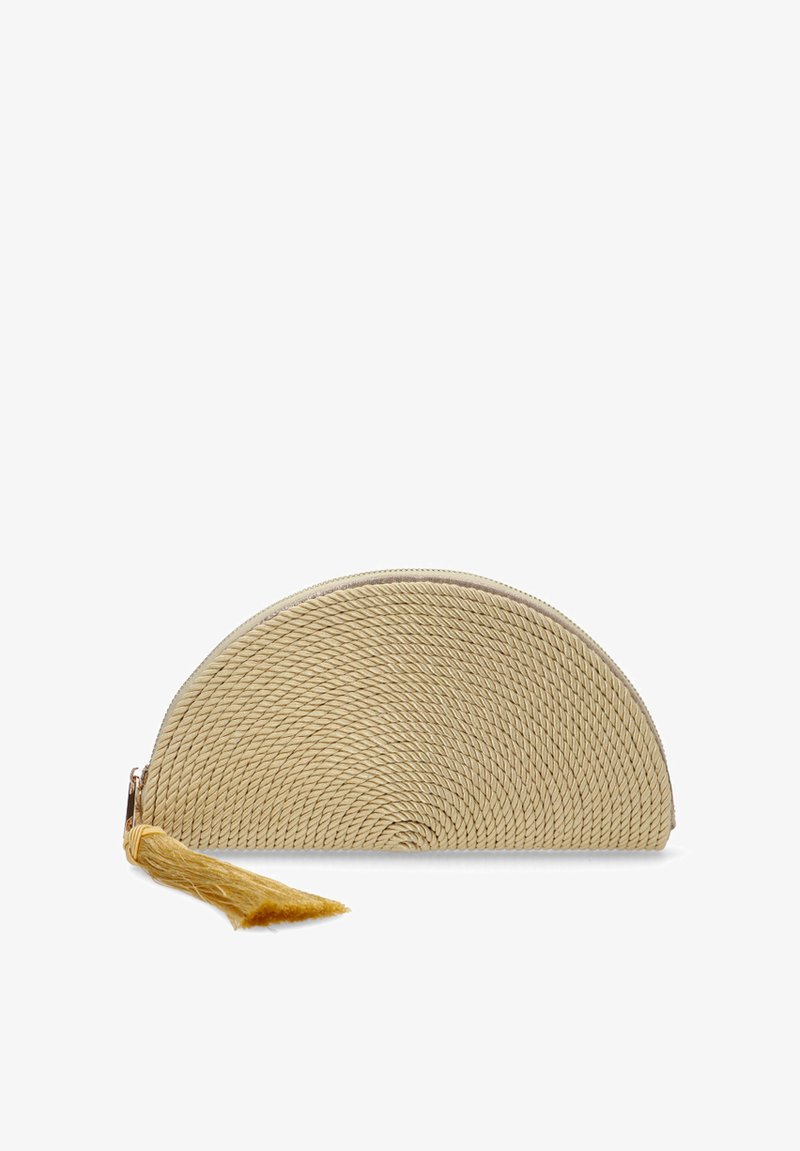 Bolso de mano tejido en color beige con forma semicircular, adornado con un borlas amarilla y un cierre de cremallera en el borde superior.