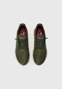 Olivgrüne Sportschuhe mit atmungsaktivem Mesh-Obermaterial, runder Zehenpartie, Schnürdesign und kontrastierenden pinkfarbenen Akzenten auf der Innensohle. Größe 37.