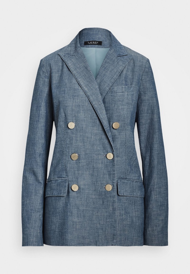 Dwurzędowa marynarka z denimu w jasnoniebieskim kolorze, z guzikami w złotym odcieniu, klapami z wycięciem i dwoma przednimi kieszeniami. Gładki, teksturowany materiał.