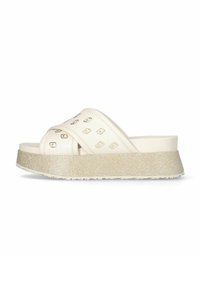 Sandali platform bianchi con strappi incrociati, caratterizzati da un motivo a logo dorato e una suola beige scintillante. Materiale liscio con una finitura testurizzata.