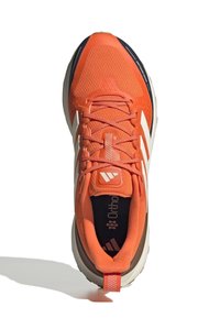 Scarpa da atletica arancione con tomaia in mesh testurizzato, accenti bianchi, suola spessa e colletto imbottito. Presenta il logo sulla soletta e sul linguetta del tallone.